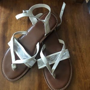 Like new white Toms Canvas Lexi Sandals size 9